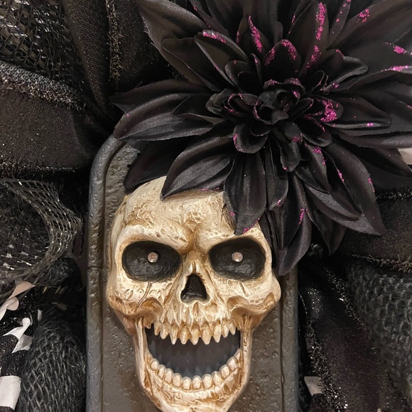 Halloween Wreath, Spooky Wreath, Skeleton Wreath, Talking Halloween Decor - Picture 4 of 6